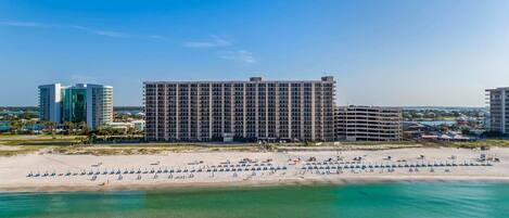 En la playa y camastros