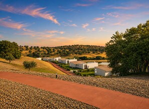 A residential area with modern houses, a pathway, and a hilly landscape with trees. - Pouso Du’Vagar is located in Cuba (Baixo Alentejo). The house is a spacious V4. (Cuba)