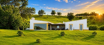 Pouso Du’Vagar is located in Cuba (Baixo Alentejo). The house is a spacious V4.