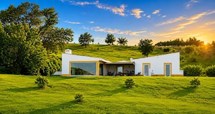 Pouso Du’Vagar is located in Cuba (Baixo Alentejo). The house is a spacious V4.