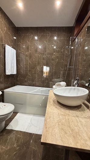 Tina de hidromasaje, secadora de cabello, bidet, toallas