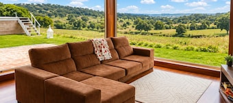 Pouso Du’Vagar is located in Cuba (Baixo Alentejo). The house is a spacious V4.