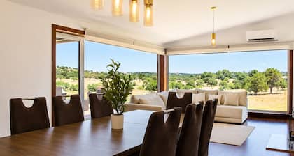 Pouso Du’Vagar is located in Cuba (Baixo Alentejo). The house is a spacious V4.