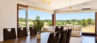 Pouso Du’Vagar is located in Cuba (Baixo Alentejo). The house is a spacious V4.