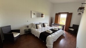 4 habitaciones, tabla de planchar con plancha, wifi y ropa de cama