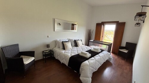 Pouso Du’Vagar is located in Cuba (Baixo Alentejo). The house is a spacious V4.