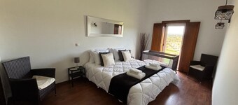 Pouso Du’Vagar is located in Cuba (Baixo Alentejo). The house is a spacious V4.