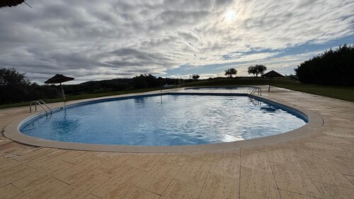 Pouso Du’Vagar is located in Cuba (Baixo Alentejo). The house is a spacious V4.