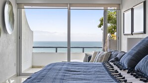 A bedroom with a large bed, a view of the sea, and a balcony. - Resort-Style Villa w/ Private Padel & Infinity Pool (Bucerías)