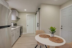 Dining - Gem Studio near SF! 5min to BART and UCSF Benioff (Oakland)