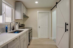 Jääkaappi, mikroaaltouuni, uuni, liesi