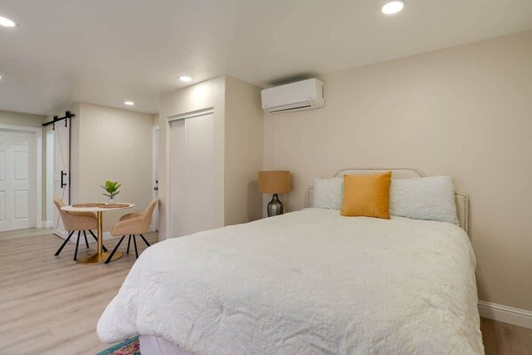 Iron/ironing board, WiFi, bed sheets - Gem Studio near SF! 5min to BART and UCSF Benioff (Oakland)