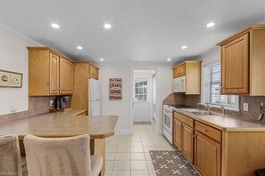Fridge, microwave, oven, stovetop - The Cozy 1 Bed / 1 Bath Duplex Near Vanderbilt Beach (Naples)