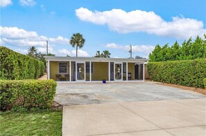 Exterior - The Cozy 1 Bed / 1 Bath Duplex Near Vanderbilt Beach (Naples)