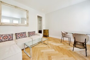 Fireplace - London Queens Park flat - 2 bed apartment (London)