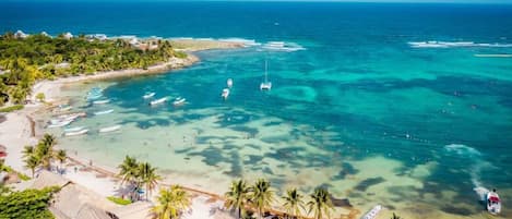 Chaises longues, serviettes de plage