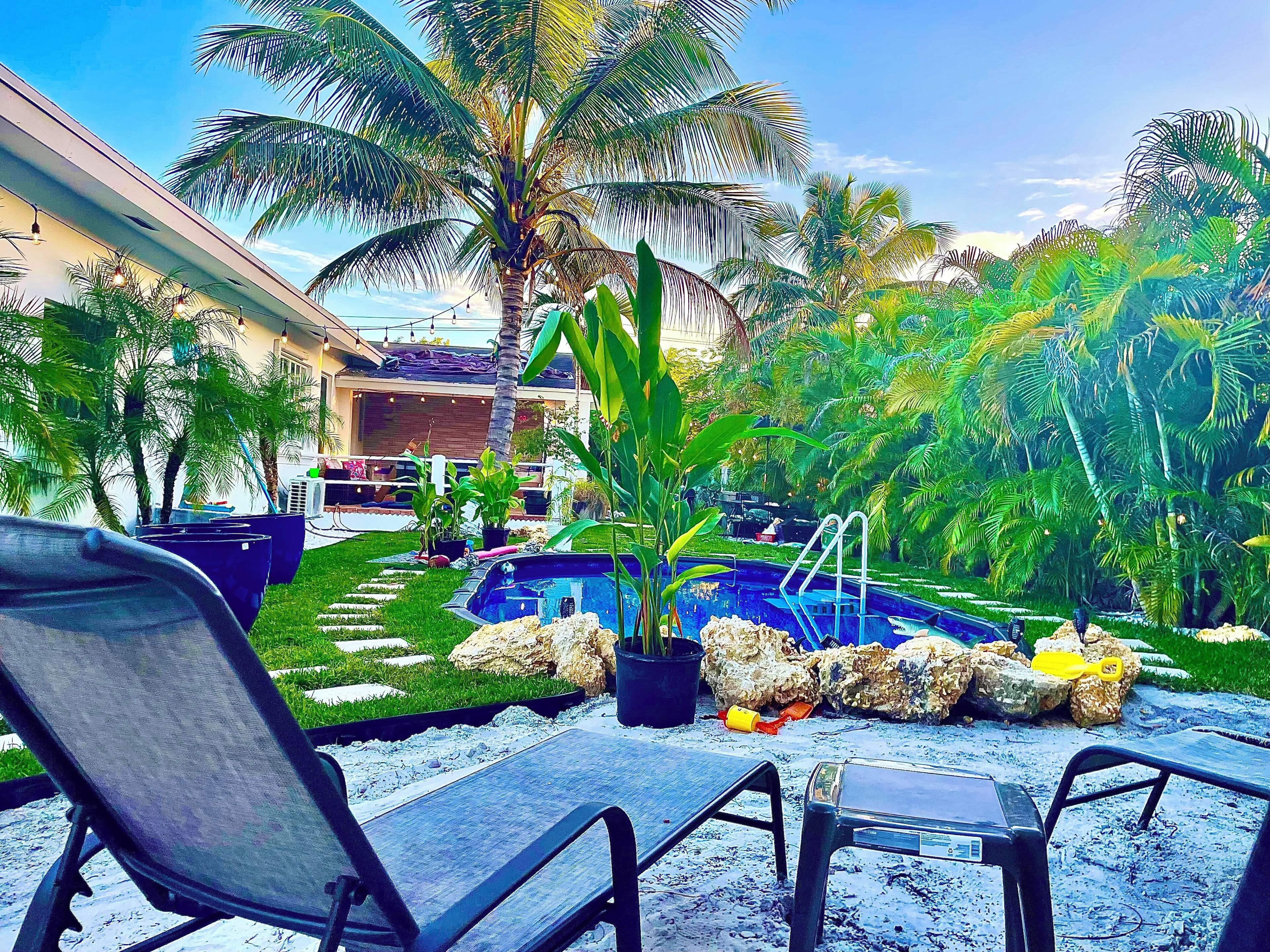 Una piscina al aire libre