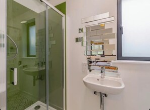 Shower, towels, soap, toilet paper - Star's Special Sanctuary, perfect for relaxation. Pet friendly, rural Kent (Maidstone)
