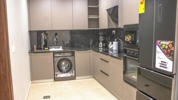 Full-sized fridge, microwave, oven, stovetop