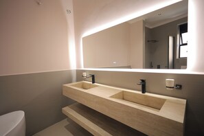 Huoneisto, 2 makuuhuonetta, parveke | Kylpyhuone | Tohvelit, pyyhkeet, saippua, sampoo