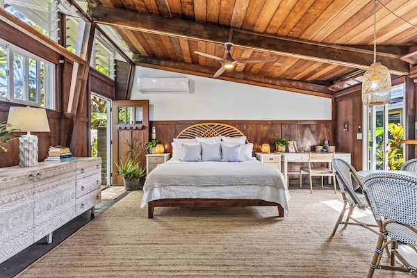 Guest Ohana with king bed, kitchenette and indoor & outdoor seating area