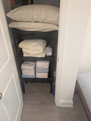 1 bedroom, iron/ironing board, Internet, bed sheets - Cozy 1-bedroom apartment in delightful Newark with AC (Newark)