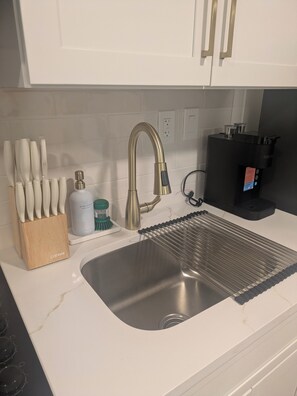 Microwave, stovetop - Cozy 1-bedroom apartment in delightful Newark with AC (Newark)