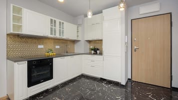 Kühlschrank, Mikrowelle, Ofen, Geschirrspüler