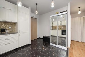 Fridge, microwave, oven, dishwasher - Leśniczkówka 13A Warsaw | Atmospheric Apartment | Smart TV | Bathtub (Warszawa)