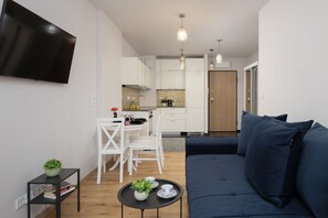 TV, offices - Leśniczkówka 13A Warsaw | Atmospheric Apartment | Smart TV | Bathtub (Warszawa)