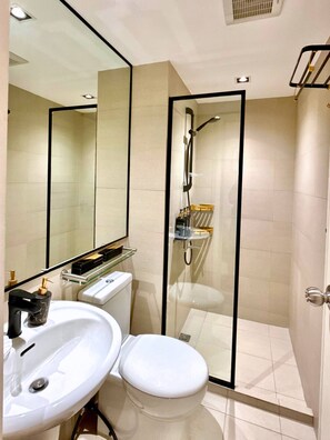 Kondominium, 2 kamar tidur, akses difabel, balkon | Kamar mandi