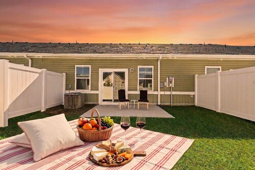 New Modern 3BR/3BA Townhome. Quiet Retreat w/Pool, Playground and Free Parking.