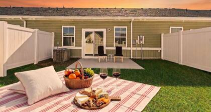 New Modern 3BR/3BA Townhome. Quiet Retreat w/Pool, Playground and Free Parking.