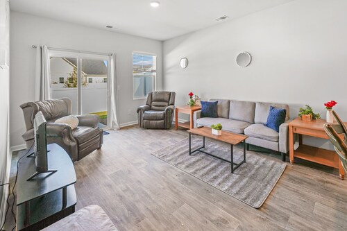New Modern 3BR/3BA Townhome. Quiet Retreat w/Pool, Playground and Free Parking.