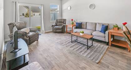 New Modern 3BR/3BA Townhome. Quiet Retreat w/Pool, Playground and Free Parking.