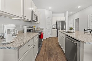 Private kitchen - New Modern 3BR/3BA Townhome. Quiet Retreat w/Pool, Playground and Free Parking. (Conway)
