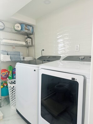 Interior - Adorable 1-bedroom in a pvt house with AC in charming Elmont close to UBS Arena. (Elmont)