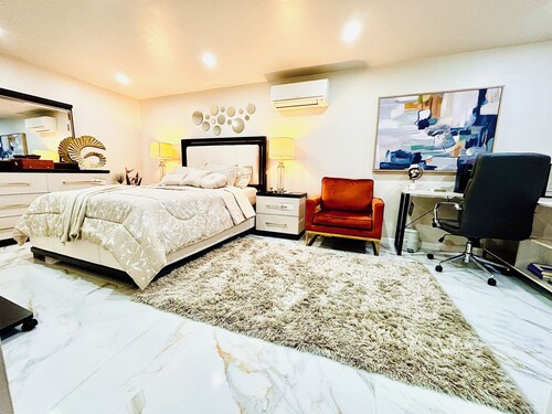 Cozy private room with private entrance & bathroom. Close to UBS arena near JFK