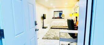 Adorable 1-bedroom in a pvt house with AC in charming Elmont close to UBS Arena.