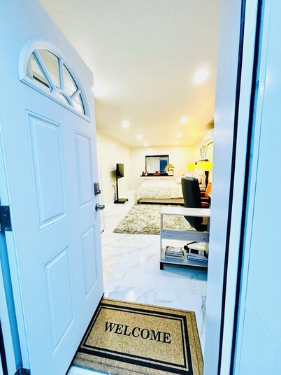 Cozy private room with private entrance & bathroom. Close to UBS arena near JFK