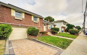 Exterior - Adorable 1-bedroom in a pvt house with AC in charming Elmont close to UBS Arena. (Elmont)