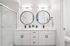 Dusch, hårtork, handdukar och tvål