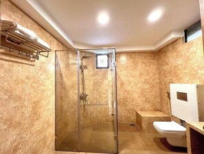 Shower, bidet, towels, soap - Premium 3 Bhk Villa with Jacuzzi in Anjuna (Anjuna)