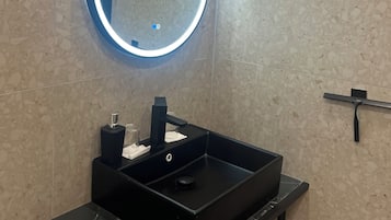 Classic Dubbelrum - Utan Fönster | Salle de bain | Douche, serviettes fournies, savon, shampoing