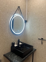 Ducha, toallas, jabĂłn, shampoo