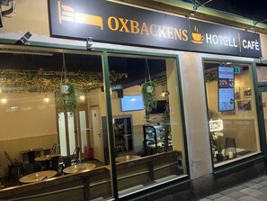 Outdoor dining - Oxbackens Hotell & cafe (Västerås)