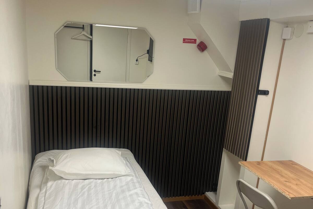 Economy Single Room | Desk, iron/ironing board, free WiFi