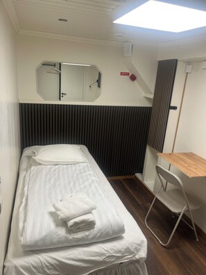 Economy Single Room | Desk, iron/ironing board, free WiFi - Oxbackens Hotell & cafe (Västerås)