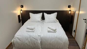 Klassieke tweepersoonskamer | Een bureau, een strijkplank/strijkijzer, gratis wifi