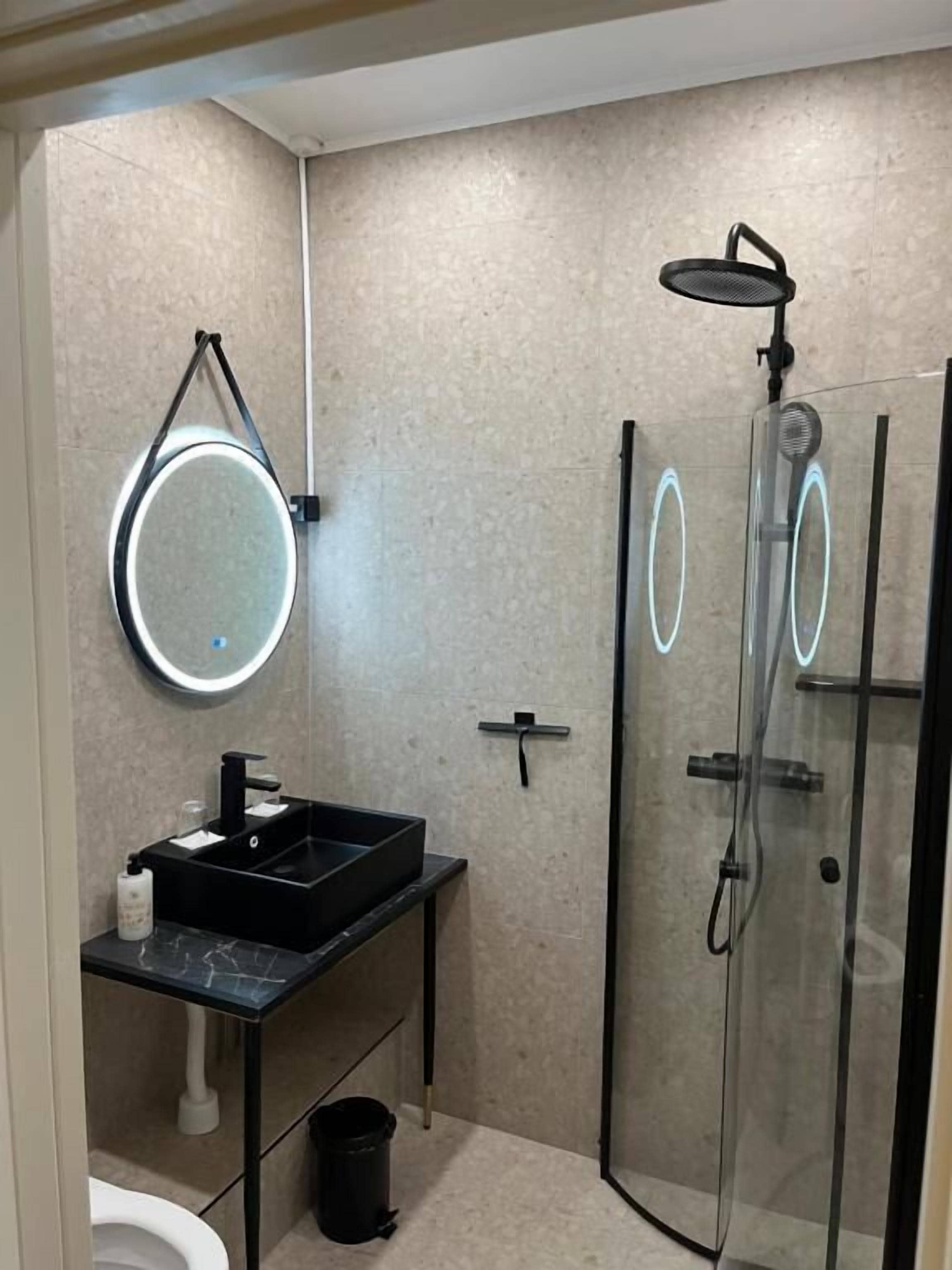 Een douche, handdoeken, zeep, shampoo